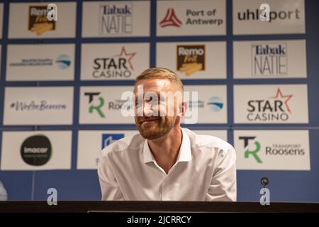 Waasland-Beverens Cheftrainer Wim De Decker, abgebildet während einer Pressekonferenz des belgischen Teams der ersten Division Waasland-Beveren, um seinen neuen Trainer am Mittwoch, den 15. Juni 2022 in Beveren zu präsentieren. BELGA FOTO DAVID PINTENS Stockfoto