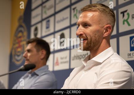 Waasland-Beverens Cheftrainer Wim De Decker, abgebildet während einer Pressekonferenz des belgischen Teams der ersten Division Waasland-Beveren, um seinen neuen Trainer am Mittwoch, den 15. Juni 2022 in Beveren zu präsentieren. BELGA FOTO DAVID PINTENS Stockfoto