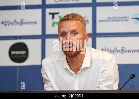 Waasland-Beverens Cheftrainer Wim De Decker, abgebildet während einer Pressekonferenz des belgischen Teams der ersten Division Waasland-Beveren, um seinen neuen Trainer am Mittwoch, den 15. Juni 2022 in Beveren zu präsentieren. BELGA FOTO DAVID PINTENS Stockfoto