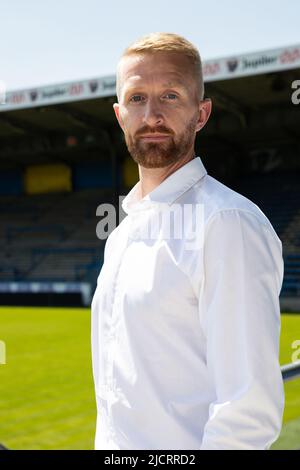 Waasland-Beverens Cheftrainer Wim De Decker posiert für den Fotografen auf einer Pressekonferenz des belgischen First Division Teams Waasland-Beveren, um am Mittwoch, den 15. Juni 2022 in Beveren ihren neuen Trainer zu präsentieren. BELGA FOTO DAVID PINTENS Stockfoto