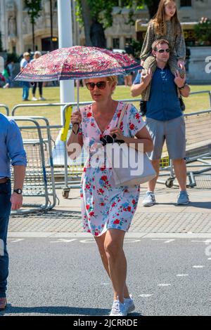 London, Großbritannien. 15.. Juni 2022. Am sonnigen Mittwoch genießen die Menschen die Sonne auf dem Parliament Square. Kredit: JOHNNY ARMSTEAD/Alamy Live Nachrichten Stockfoto