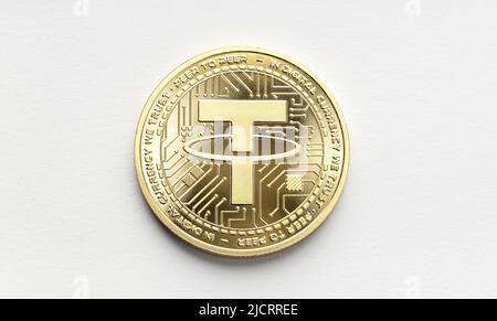 USDT-Münze isoliert auf weißem Hintergrund. Tether Cryptocurrency Stockfoto