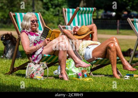 London, Großbritannien. 15.. Juni 2022. Die Menschen genießen den Sonnenschein im St James Park am sonnigen Mittwoch. Kredit: JOHNNY ARMSTEAD/Alamy Live Nachrichten Stockfoto