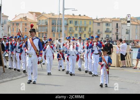 15.. Juni 2022 Saint-Tropez, Frankreich Bravade des Espagnols. 1618 brach der Dreißigjährige Krieg aus. Am 15. Juni 1637 drangen 21 spanische Galeeren in den Golf ein und machten sich auf den Weg nach Saint-Tropez. Credit Ilona Barna BIPHOTONEWS / Alamy Live News Stockfoto