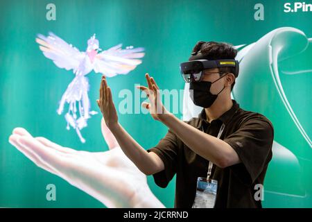 Seoul, Südkorea. 15.. Juni 2022. Ein Besucher probiert Mixed-Reality-Gläser während der Metaverse Expo 2022, die am 15. Juni 2022 in Seoul, Südkorea, stattfand. Die expo findet vom 15. Bis 17. Juni im Coex Convention & Exhibition Center statt und präsentiert den Besuchern Metaverse Technologien in verschiedenen Szenarien. Quelle: Wang Yiliang/Xinhua/Alamy Live News Stockfoto