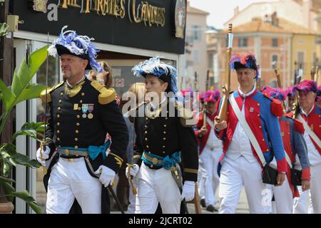 15.. Juni 2022 Saint-Tropez, Frankreich Bravade des Espagnols. 1618 brach der Dreißigjährige Krieg aus. Am 15. Juni 1637 drangen 21 spanische Galeeren in den Golf ein und machten sich auf den Weg nach Saint-Tropez. Credit Ilona Barna BIPHOTONEWS / Alamy Live News Stockfoto