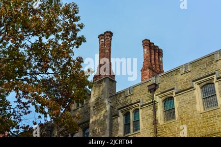 PRINCETON, NJ USA - NOVENBER 12, 2019: Kamine, Blair Hall, der Bau des Bildungsgebäudes und das Element der architektonischen Gestaltung auf der Stockfoto