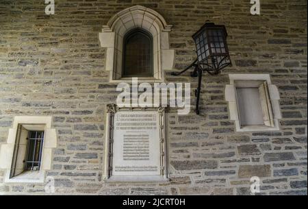 PRINCETON, NJ USA - NOVENBER 12, 2019: Blair Hall-Informationstafel an den Wänden des Bildungsgebäudes an der Princeton University. New Jersey Stockfoto