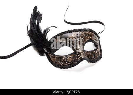 Karneval Maske braune Farbe mit schwarzer Feder Dekoration isoliert auf weißem Hintergrund, Design-Element Stockfoto