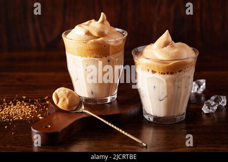 Dalgona Kaffee im Glas. Trendy Instant Kaffee mit Zucker und heißem Wasser peitscht Stockfoto