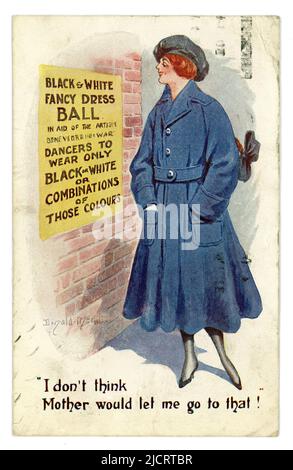 Original-Comic-Postkarte aus dem 1. Weltkrieg einer Kriegsarbeiterin - Rekrutin des Frauenarmee-Hilfskorps (W.A.C.), trägt einen Standard-Trenchcoat und eine Fahrerkappe, trägt die Uniform des Krankenwagenfahrers, liest ein Poster, auf dem ein schwarz-weißer Kostümball steht: „Ich glaube nicht, dass Mutter mich dazu gehen lassen würde!“ - Ironischer Humor, da sie bereits die traditionellen Geschlechtergrenzen durchbricht, indem sie Arbeitskleidung trägt, Männerarbeit leistet, z. B. für Krankenwagen fährt oder in Munitionsfabriken arbeitet, Jobs annimmt, die zuvor von Männern besetzt waren, was erheblich zu den Kriegsanstrengungen beiträgt. Datiert/veröffentlicht am 16. April 1917, Großbritannien. Stockfoto
