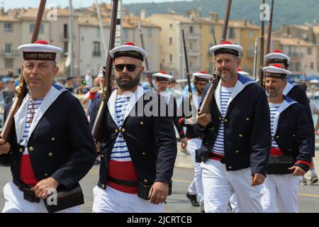 15.. Juni 2022 Saint-Tropez, Frankreich Bravade des Espagnols. 1618 brach der Dreißigjährige Krieg aus. Am 15. Juni 1637 drangen 21 spanische Galeeren in den Golf ein und machten sich auf den Weg nach Saint-Tropez. Credit Ilona Barna BIPHOTONEWS / Alamy Live News Stockfoto