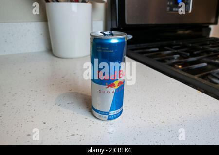 Seattle, WA USA - ca. Mai 2022: Blick auf eine geöffnete Dose Red Bull auf einer heimischen Küchentheke. Stockfoto