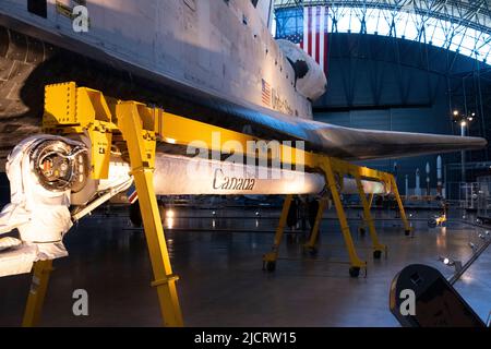 Canadarm neben Space Shuttle Discovery Stockfoto