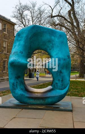 PRINCETON, NJ USA - NOVENBER 12, 2019: Die Skulptur Oval with Points von Henry Moore auf dem Campus der Princeton University Stockfoto