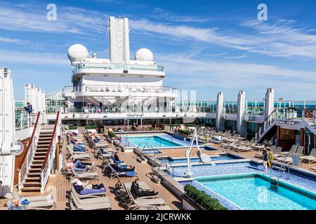 Passagiere auf dem Lido Deck des P&O-Kreuzfahrtschiffs MV Britannia genießen die Sonne im Skagerrak vor Dänemark auf einer Kreuzfahrt in die Ostsee. Stockfoto