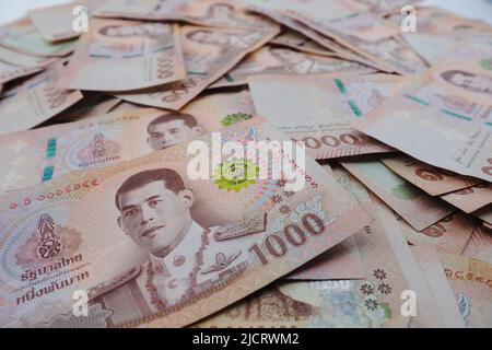 Nahaufnahme eines Stapels von tausend Thai Baht (THB)-Banknoten Thailands. Bargeld von tausend Baht-Rechnungen, Hintergrundbild mit hoher Auflösung. Stockfoto