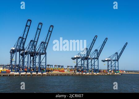 Harwich, England - 10. Juni 2022: Blick auf Container und Hafenkrane an den Docks des internationalen Hafens von Harwich in England Stockfoto