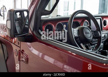 Russland, Izhevsk - 4. März 2022: Jeep Showroom. Innenraum des neuen Wrangler Unlimited im Händlershowroom. Alliance Stellantis. Moderne Verkehrsmittel. Stockfoto