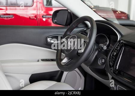 Russland, Izhevsk - 4. März 2022: Jeep Showroom. Innenraum des neuen modernen Offroad-Compass-Fahrzeugs im Händlershowroom. Alliance Stellantis. Moderne Verkehrsmittel Stockfoto