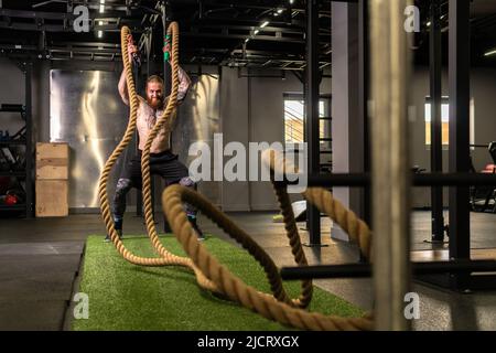 Seil Lager Fitness Green man Gras Training Fitness-Studio muskulös jung, für starke Kraft aus der körperlichen durch gesunde Aktivität, Person Muskel. Kreuz Stockfoto