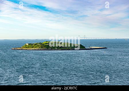 Ungdomsøen (Jugendinsel) auf der künstlichen Insel Middelgrundsfortet vor Kopenhagen, Dänemark - Øresund-Brücke zwischen Kopenhagen und Malmö, Schweden Stockfoto