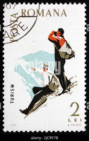 RUMÄNIEN - UM 1965: Eine in Rumänien gedruckte Briefmarke zeigt Bergsteigen, Spartacist Games, um 1965 Stockfoto