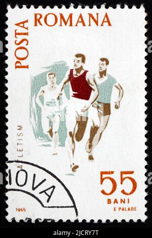 RUMÄNIEN - UM 1965: Eine in Rumänien gedruckte Briefmarke zeigt Running, Spartacist Games, um 1965 Stockfoto