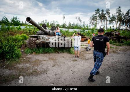 Irpin, Ukraine. 15.. Juni 2022. Zerstörte Panzer stehen am Straßenrand bei Irpin. Russland hatte die Ukraine Ende Februar angegriffen, ohne den Krieg zu erklären. Besonders nach dem Abzug der Russen aus den nordwestlich von Kiew gelegenen Vororten Butscha, Irpin, Hostomel und Borodjanka hatten Bilder scheinbar hingerufene Menschen weltweit für Entsetzen gesorgt. Quelle: Kay Nietfeld/dpa/Alamy Live News Stockfoto