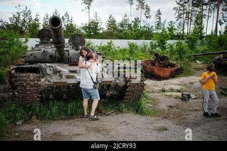 Irpin, Ukraine. 15.. Juni 2022. Zerstörte Panzer stehen am Straßenrand bei Irpin. Russland hatte die Ukraine Ende Februar angegriffen, ohne den Krieg zu erklären. Besonders nach dem Abzug der Russen aus den nordwestlich von Kiew gelegenen Vororten Butscha, Irpin, Hostomel und Borodjanka hatten Bilder scheinbar hingerufene Menschen weltweit für Entsetzen gesorgt. Quelle: Kay Nietfeld/dpa/Alamy Live News Stockfoto