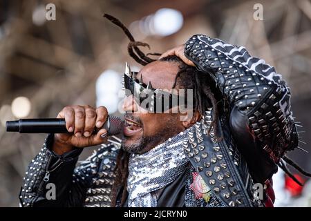 Hradec Kralove, Tschechische Republik. 15.. Juni 2022. Sänger Benji Webbe von der britischen Musikband Skindred tritt am 15. Juni 2022 im Rahmen des internationalen Rockmusikfestivals 26. Rock for People in Hradec Kralove, Tschechien, auf. Quelle: David Tanecek/CTK Photo/Alamy Live News Stockfoto