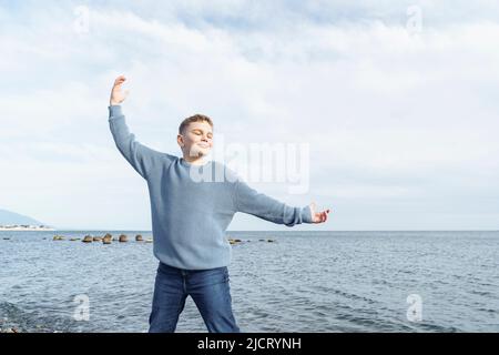 Happy cute boy 11 Jahre alt an der Küste. Stockfoto