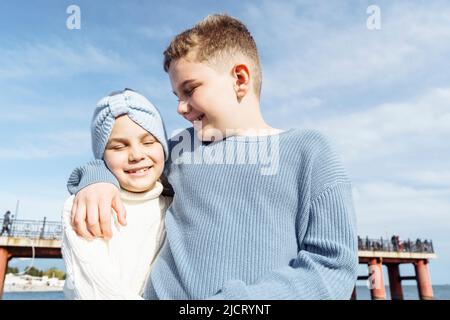 Porträt eines glücklichen umarmenden Bruders und einer Schwester. Stockfoto