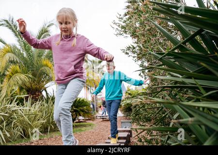 Kinder im Park auf dem Sportplatz. Stockfoto