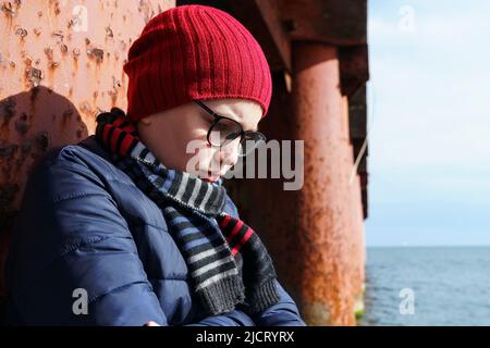 Porträt eines ernsthaft nachdenklichen Jungen von 11 Jahren. Stockfoto