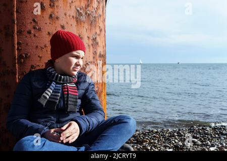 Porträt eines traurigen 11-jährigen Jungen an der Küste. Stockfoto