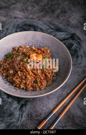 Chaulafaner Garnelenreis. Wok-Reis gemischt mit Gemüse und Garnelen Stockfoto