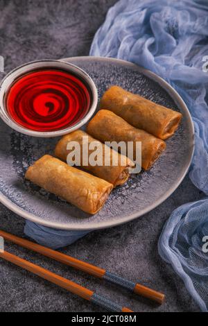 Nahaufnahme von vietnamesischen Frühlingsrollen mit süßer Sauce. Portrait-Bild Stockfoto