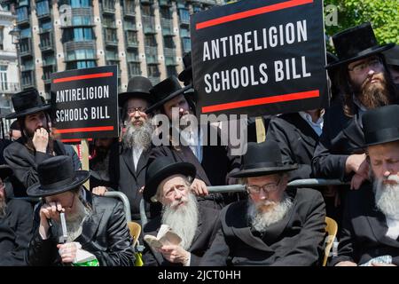 London, Großbritannien. 15.. Juni 2022. Orthodox-jüdische Rabbiner und Mitglieder der Haredi-Gemeinden protestieren auf dem Parliament Square gegen Maßnahmen, die im Schulgesetz enthalten sind, was die Registrierung von Yeshivas beim Bildungsministerium als unabhängige Schulen und die Durchführung von Ofsted-Inspektionen erfordern würde. Die Demonstranten argumentieren, dass nach dem Vorschlag der Regierung jeshivas, die nur religiösen Lehrplan lehren, auch benötigt würden, säkulare Lektionen anzubieten, die den Sitten und Überzeugungen der Haredi-Orthodoxen Gemeinschaft widersprechen. Quelle: Wiktor Szymanowicz/Alamy Live News Stockfoto