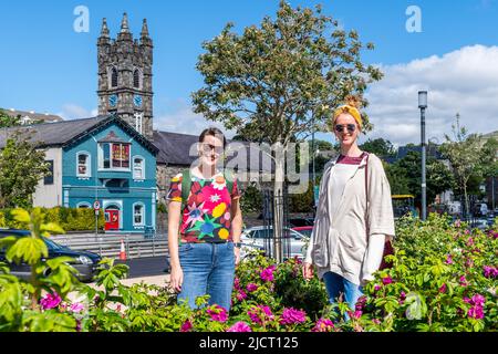 Bantry, West Cork, Irland. 15.. Juni 2022. Die Sonne schien heute in Bantry, West Cork, als die Temperaturen 18C Grad erreichten, trotz der starken Brise. Das warme Wetter genossen Claire Reilly aus Brisbane, Australien und Elma Relihan, Costa Rica und Limerick. Quelle: AG News/Alamy Live News Stockfoto