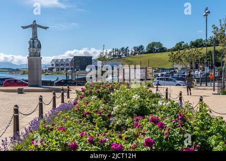Bantry, West Cork, Irland. 15.. Juni 2022. Die Sonne schien heute auf St. Brendan, der Statue des Seefahrers in Bantry, West Cork, als die Temperaturen trotz der starken Brise 18C Grad erreichten. Quelle: AG News/Alamy Live News Stockfoto