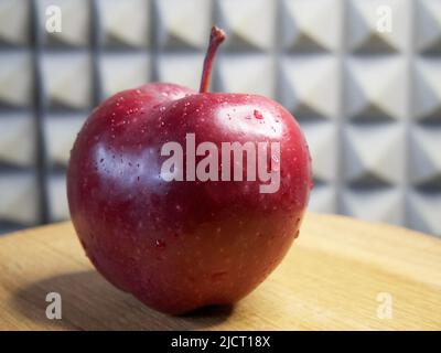 Ein großer roter Apfel. Wassertropfen auf einer Apfelschale. Apfel der Sorte Red Chief. Stockfoto