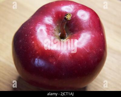 Ein großer roter Apfel. Apfel der Sorte Red Chief. Stockfoto