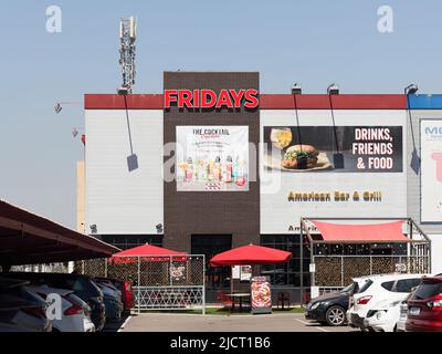 ALFAFAR, SPANIEN - 06. JUNI 2022: Fridays ist eine amerikanische Restaurantkette, die sich auf amerikanische Küche und zwangloses Essen konzentriert Stockfoto