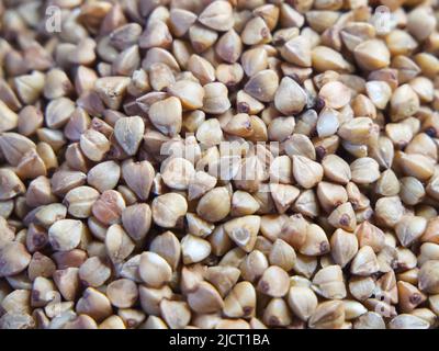 Organischer Buchweizen groats Makro Hintergrund. Geröstete, trockene Buchweizenkörner, Textur aus der Nähe. Vollkorn-Buchweizensamen für glutenfreie Ernährung, vegetarisch Stockfoto