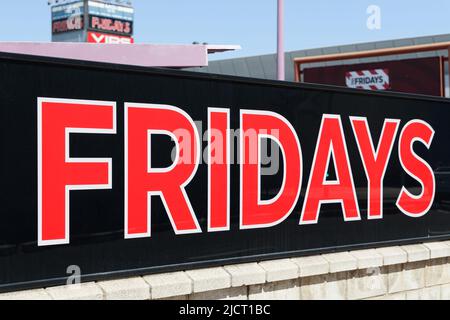 ALFAFAR, SPANIEN - 06. JUNI 2022: Fridays ist eine amerikanische Restaurantkette, die sich auf amerikanische Küche und zwangloses Essen konzentriert Stockfoto