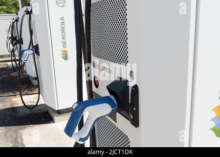 ALFAR, SPANIEN - 06. JUNI 2022: Ladestation für Elektroautos von Iberdrola Stockfoto