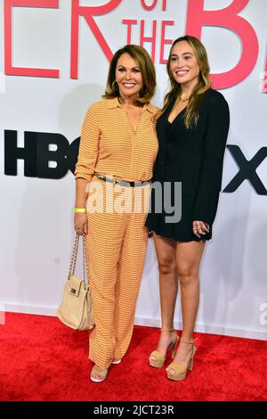 MIAMI, FL - 14. JUNI: Maria Elena Salinas und Julia Alexandra besuchen am 14. Juni 2022 in Miami, Florida, die Premiere von „Vater der Braut“ in Miami im Tower Theatre. (Foto von JL/Sipa USA) Stockfoto