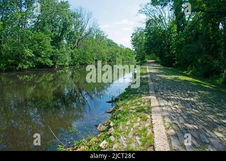 Fußweg entlang des Delaware und Raritan Kanals in Kingston, New Jersey. Dieser Abschnitt des Pfades ist mit abgeflachten Steinen in Reihen angeordnet.-02 Stockfoto