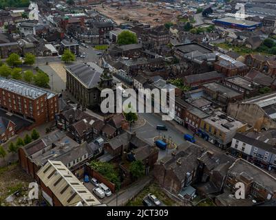 Luftaufnahmen von Burslem Stoke-on-Trent, darunter der Engel von Robbie Williams, das Rathaus, der Glockenturm der St. Josephs Church und verlassene Gebäude Stockfoto